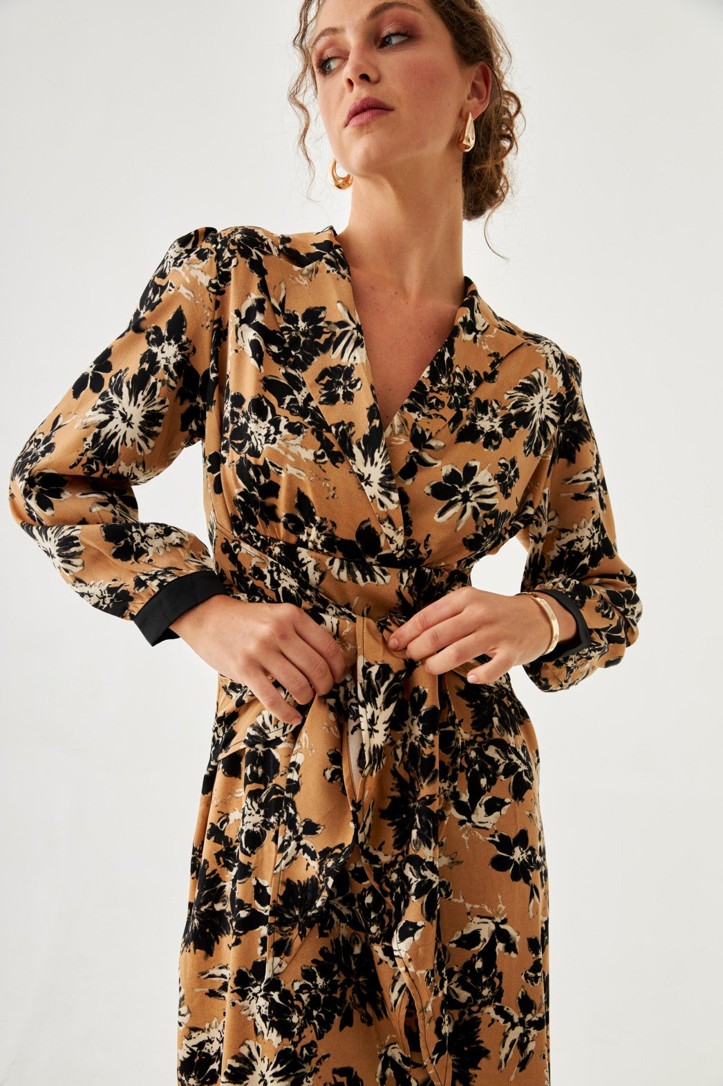 VESTIDO CRUZADO FLORAL - CAMEL