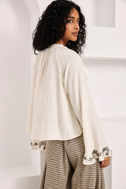 BLUSA VOLANTES PUÑOS JOYA - IVORY