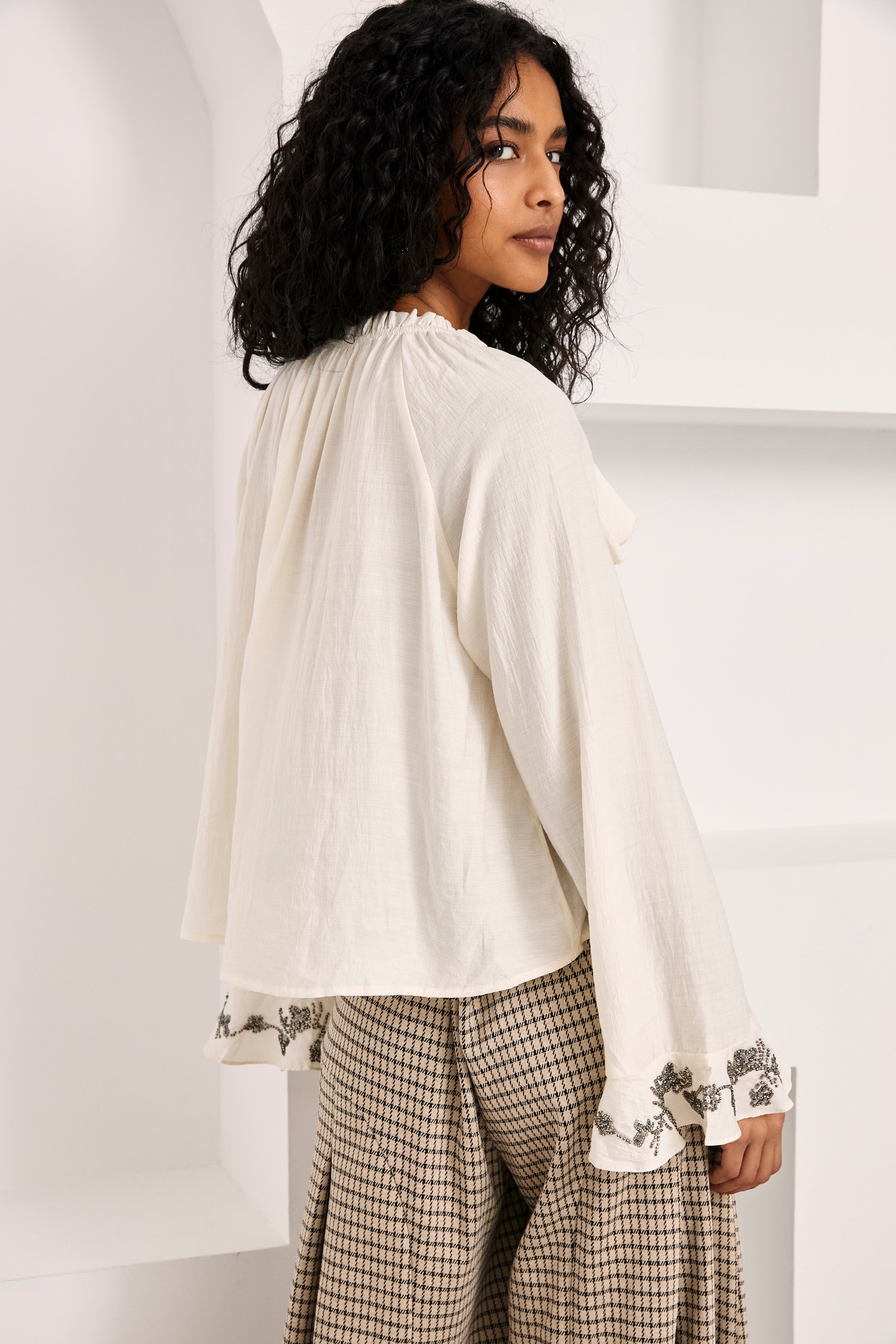 BLUSA VOLANTES PUÑOS JOYA - IVORY
