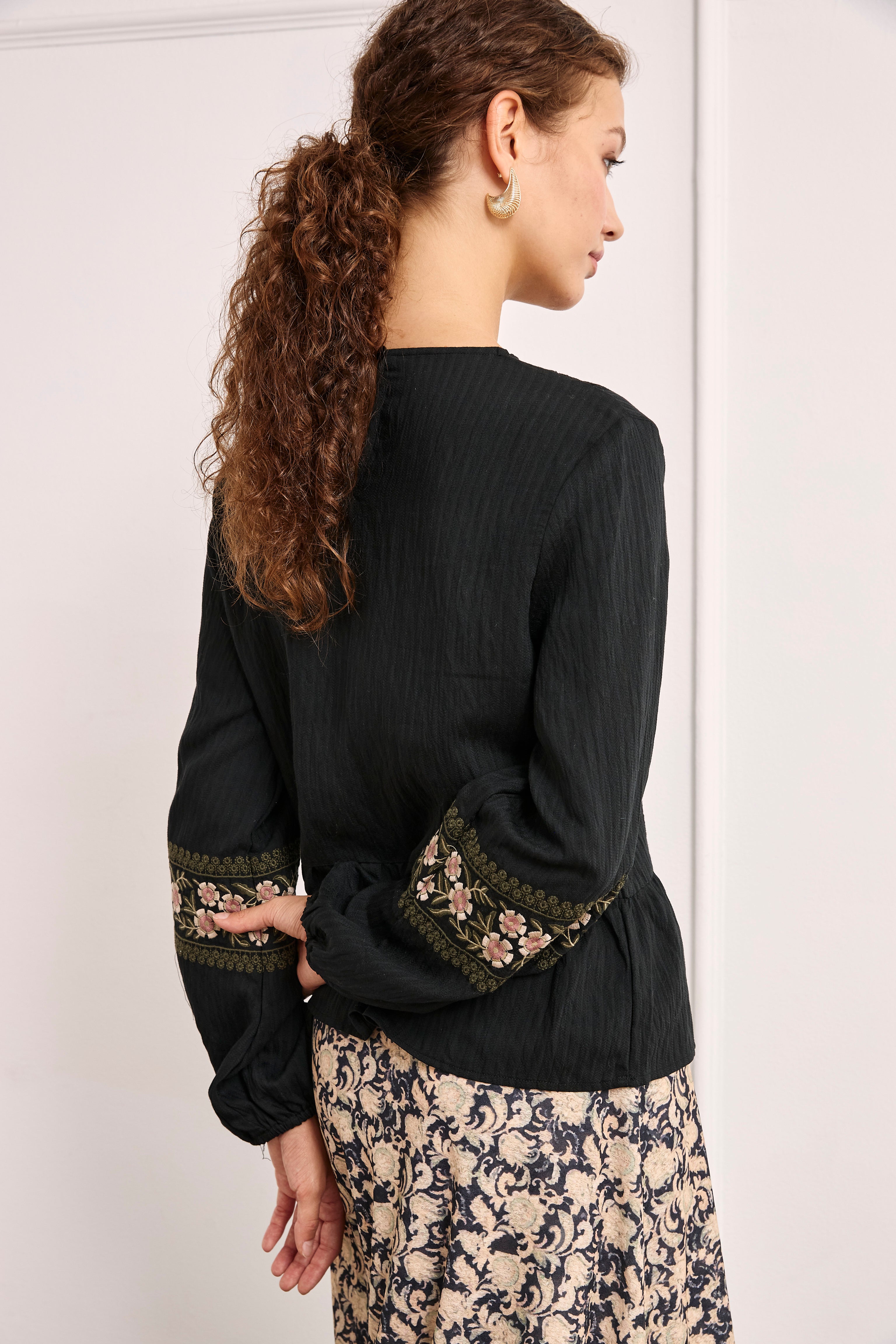 CONTRAST EMBROIDERED LINEN BLOUSE - BLACK