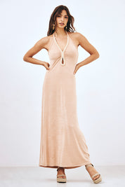 VESTIDO HALTER LARGO DE PUNTO CON TRENZA EN ESCOTE - CAMEL