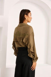 BLUSA VOLANTES ESPALDA BORDADA - CAQUI