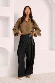 BLUSA VOLANTES ESPALDA BORDADA - CAQUI