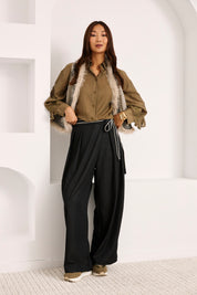 BLUSA VOLANTES ESPALDA BORDADA - CAQUI