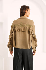 BLUSA VOLANTES ESPALDA BORDADA - CAQUI