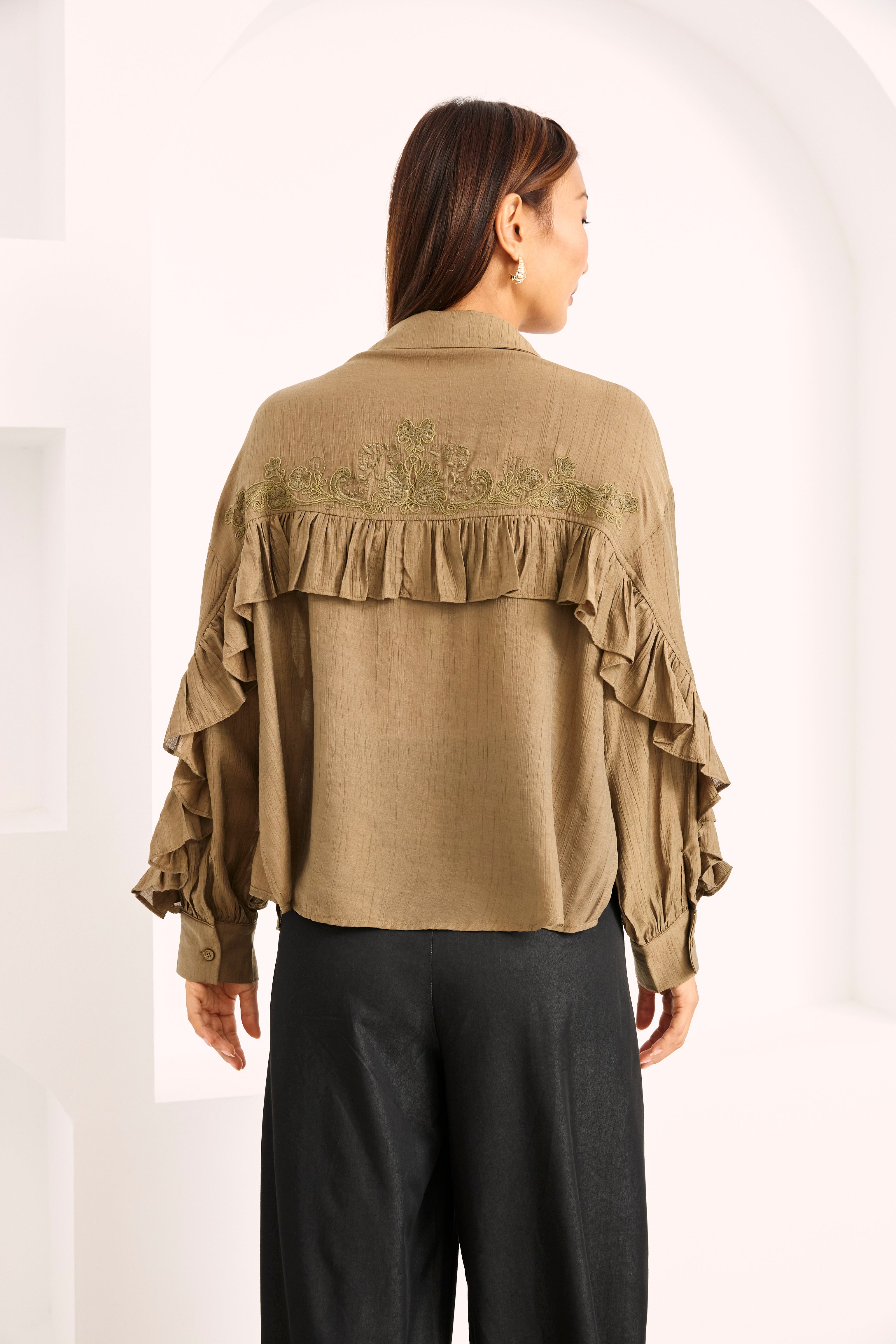 BLUSA VOLANTES ESPALDA BORDADA - CAQUI