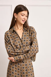 BLUSA ESTAMPADO RETRO TACHUELAS - CAQUI