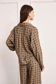 BLUSA ESTAMPADO RETRO TACHUELAS - CAQUI