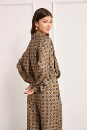 BLUSA ESTAMPADO RETRO TACHUELAS - CAQUI