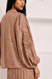 MAO COLLARED FLORAL BLOUSE - CHOCOLATE - CAMEL