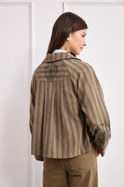 CHAQUETA RAYAS BORDADOS - CAQUI