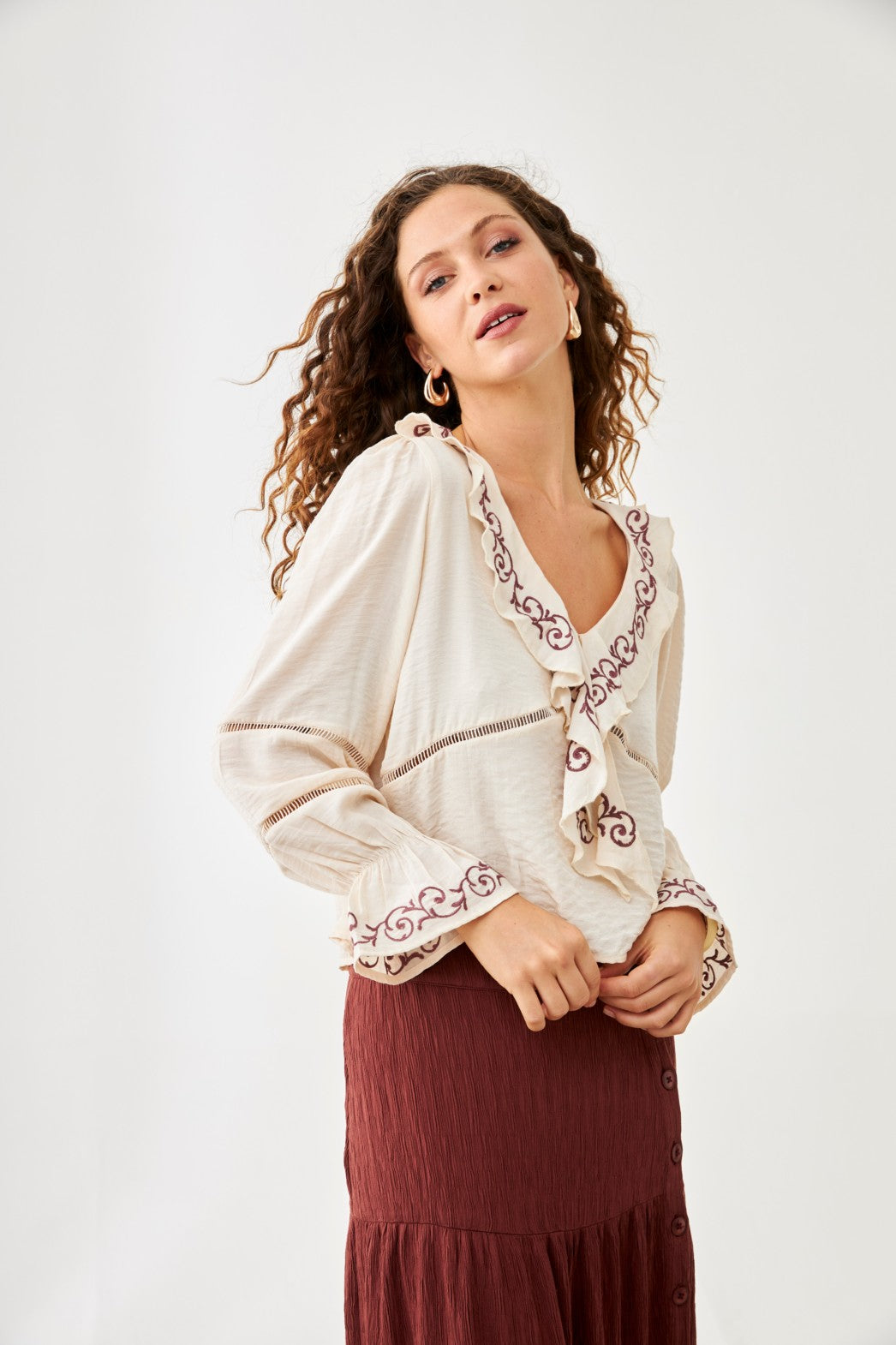 BLUSA VOLANTE FILIGRANAS BORDADAS - IVORY