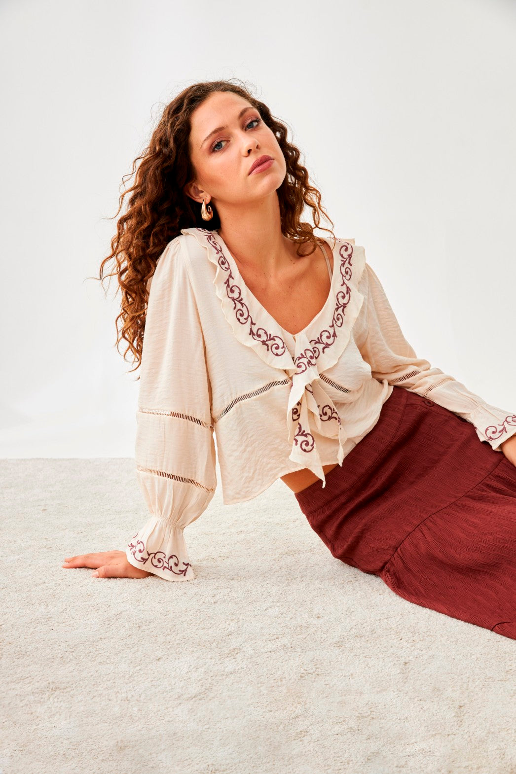 BLUSA VOLANTE FILIGRANAS BORDADAS - IVORY