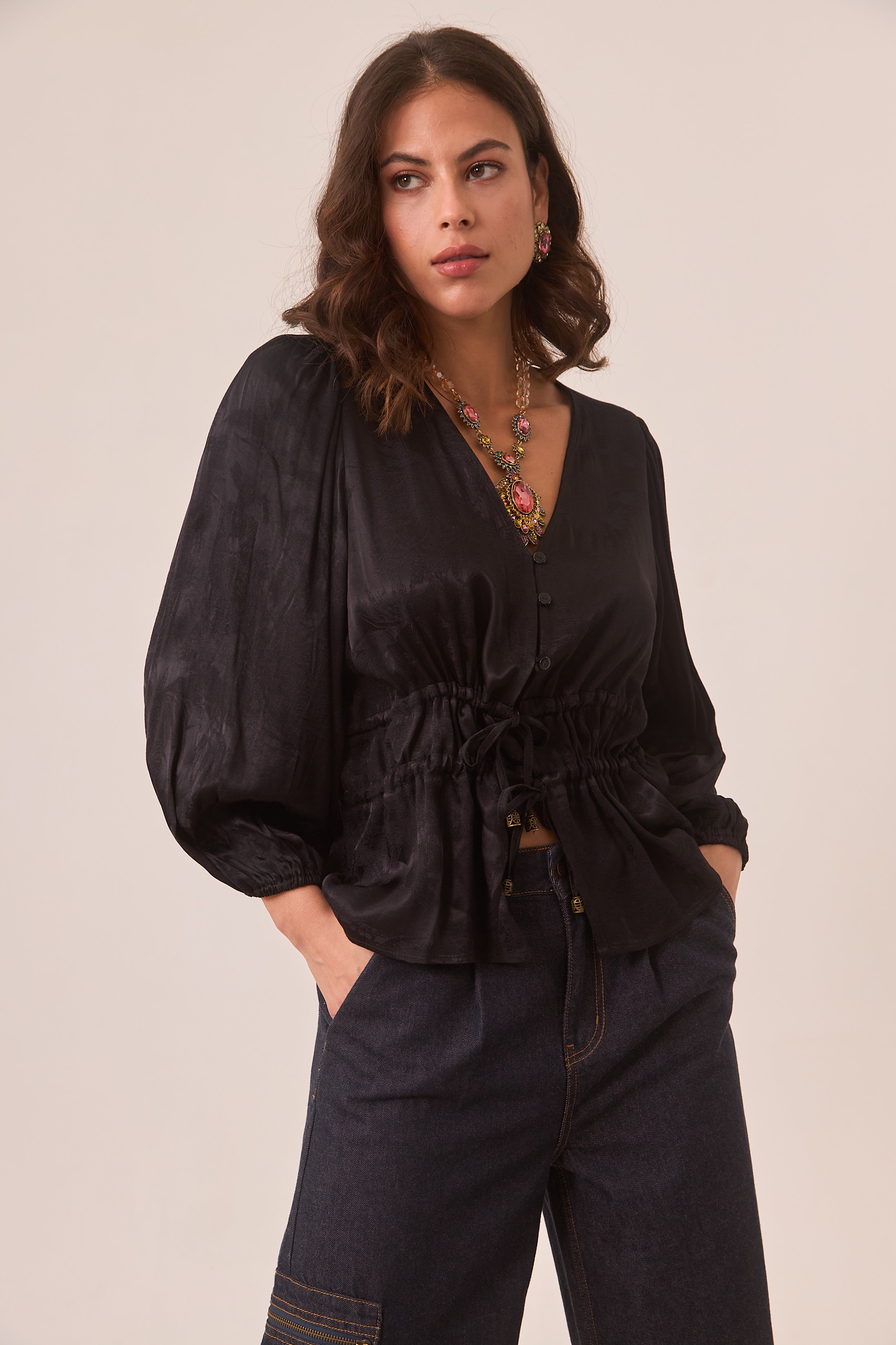 BLUSA JACQUARD CINTURA AJUSTABLE NEGRO - BLACK