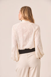 BLUSA LAZOS FILIGRANAS BORDADAS - IVORY