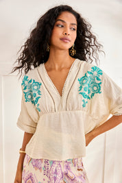 BLUSA BORDADA CUELLO PICO - CRUDO