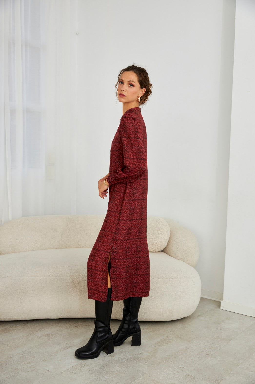 VESTIDO FLORAL CUELLO MAO - BURGUNDY