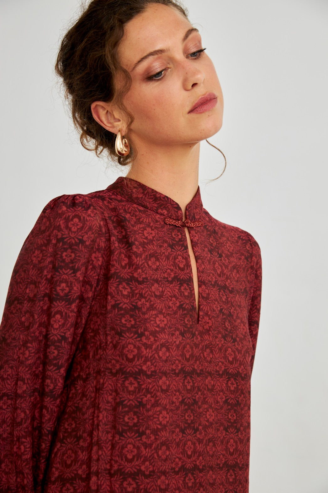 VESTIDO FLORAL CUELLO MAO - BURGUNDY
