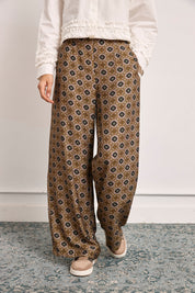 PANTALÓN ESTAMPADO RETRO TACHUELAS - CAQUI