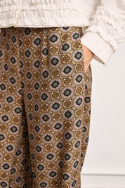 PANTALÓN ESTAMPADO RETRO TACHUELAS - CAQUI