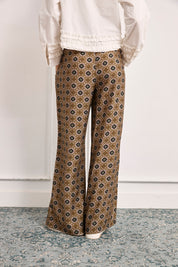 PANTALÓN ESTAMPADO RETRO TACHUELAS - CAQUI