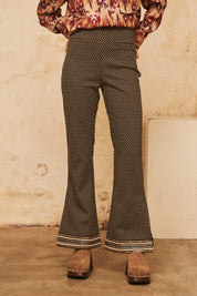 PANTALON RECTO JACQUARD CON FANTASIA EN EL BAJO - BLACK