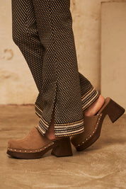 PANTALON RECTO JACQUARD CON FANTASIA EN EL BAJO - BLACK