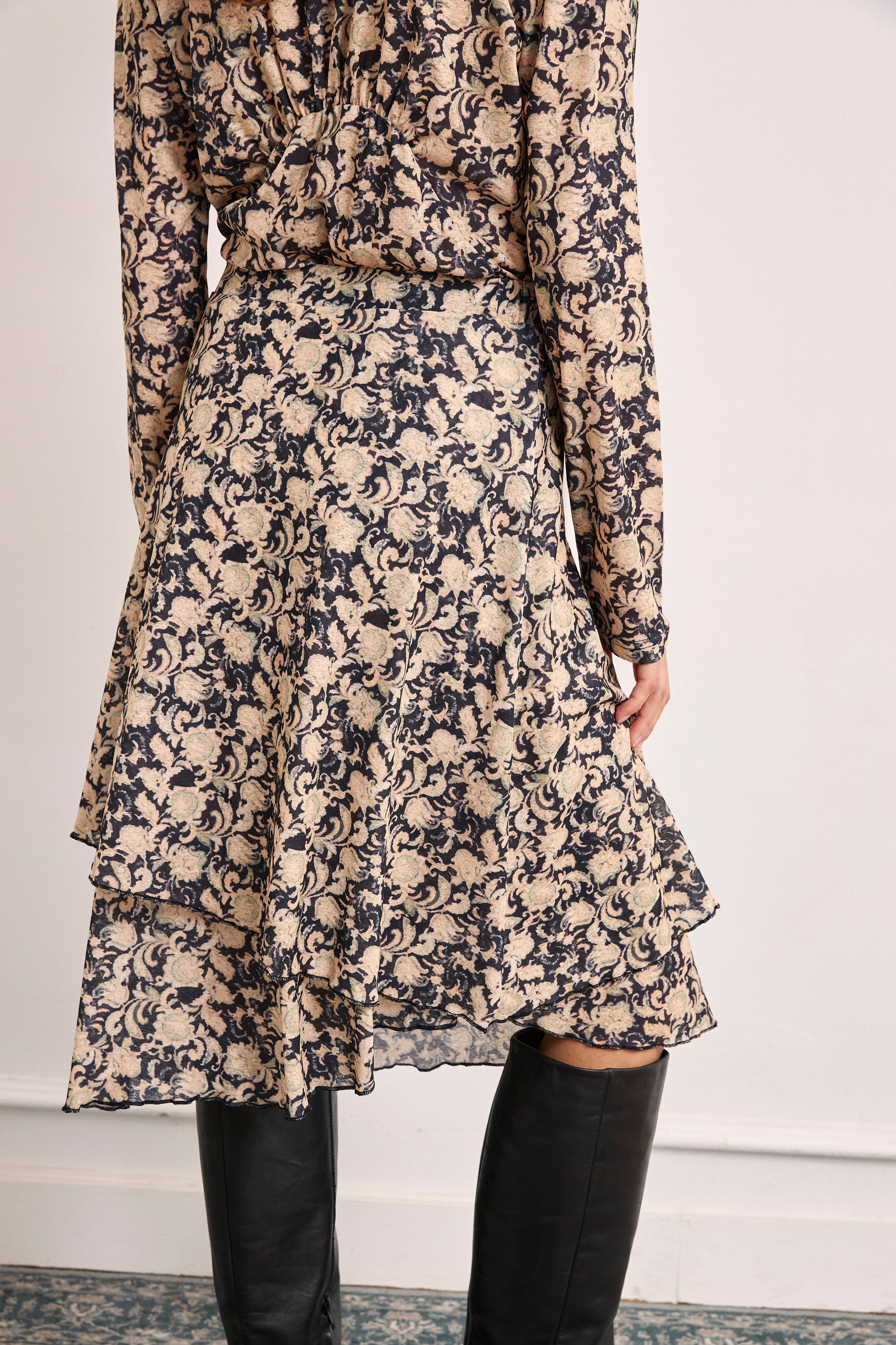FALDA ASIMÉTRICA ESTAMPADA - NEGRO