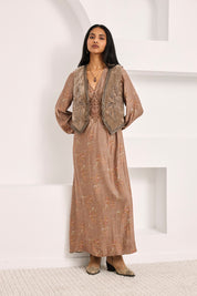 VESTIDO FLORAL DETALLE TACHUELAS - CHOCOLATE