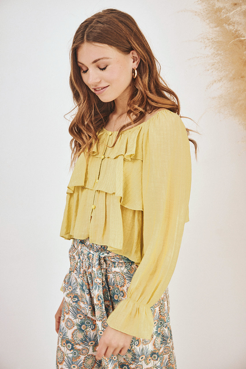 BLUSA VOLANTES Y BOTONES - OCRE