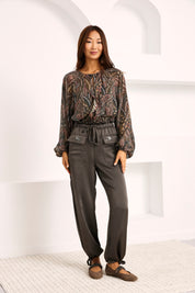 PANTALÓN SEDOSO BOLSILLOS JOYA - GRIS
