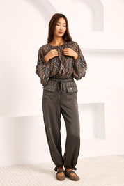 PANTALÓN SEDOSO BOLSILLOS JOYA - GRIS