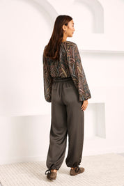 PANTALÓN SEDOSO BOLSILLOS JOYA - GRIS