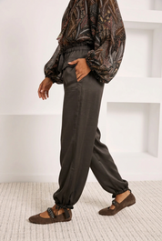 PANTALÓN SEDOSO BOLSILLOS JOYA - GRIS