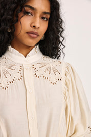 BLUSA ROMÁNTICA BORDADOS Y CUT OUTS - IVORY