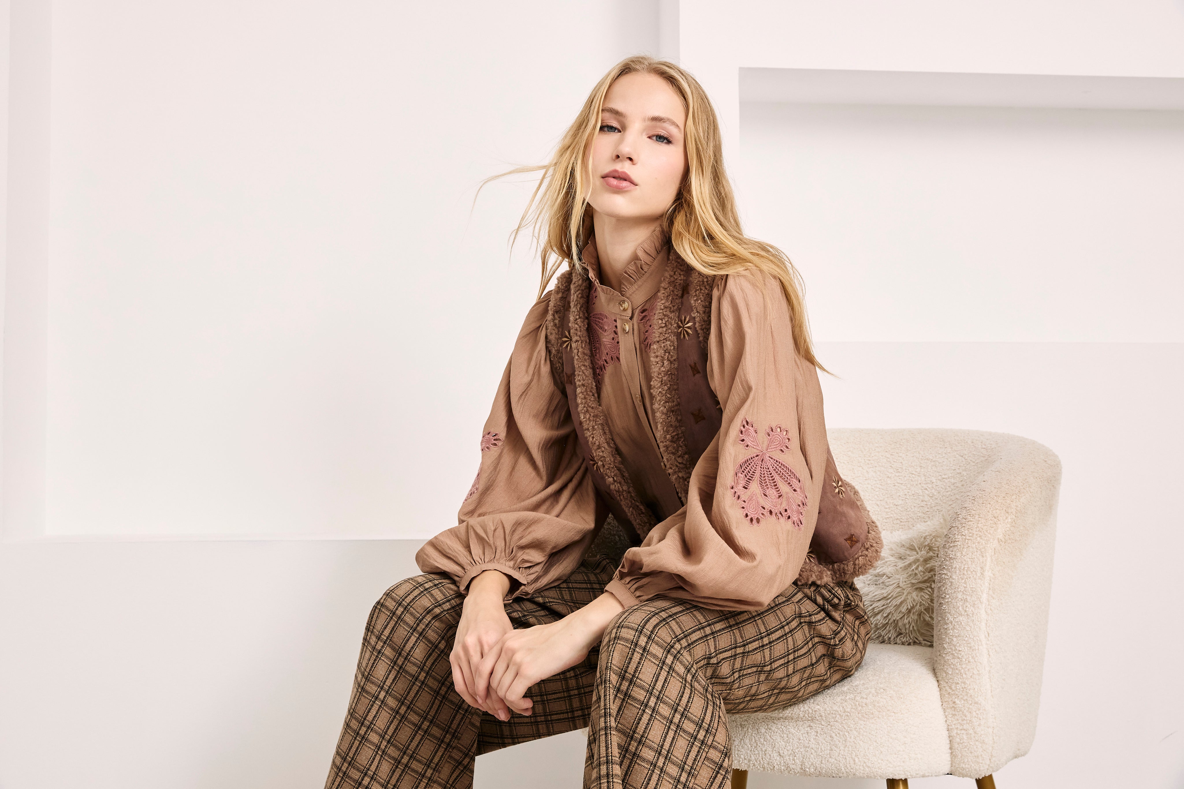 BLUSA ROMÁNTICA BORDADOS Y CUT OUTS - TAUPE