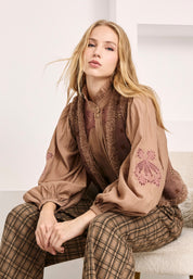 BLUSA ROMÁNTICA BORDADOS Y CUT OUTS - TAUPE