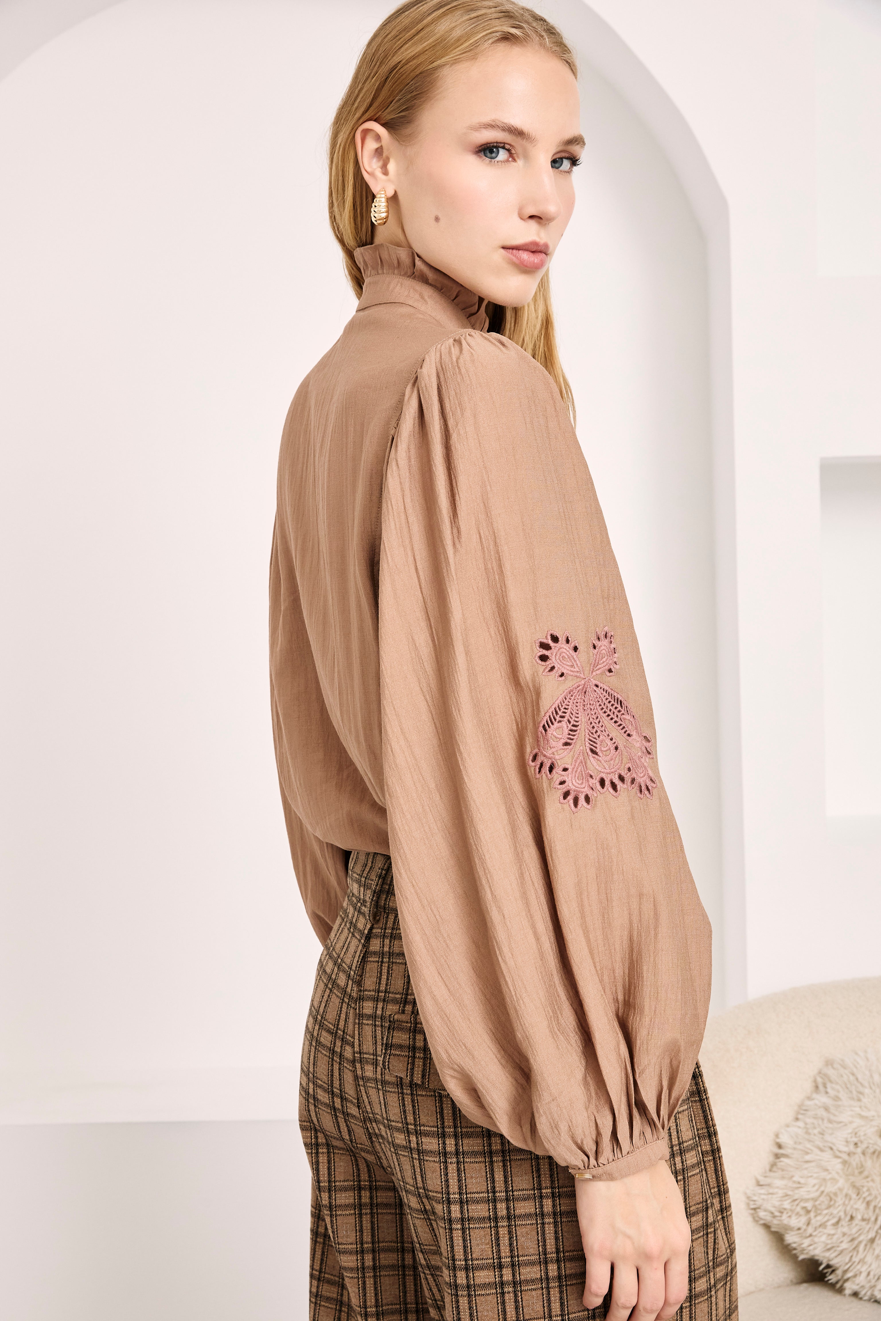 BLUSA ROMÁNTICA BORDADOS Y CUT OUTS - TAUPE