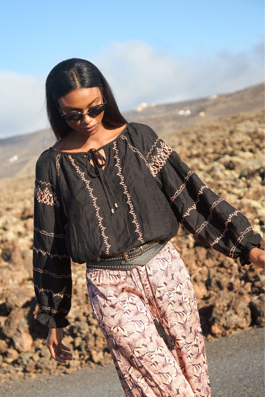 BLUSA CENEFAS BORDADAS CONTRASTE - BLACK