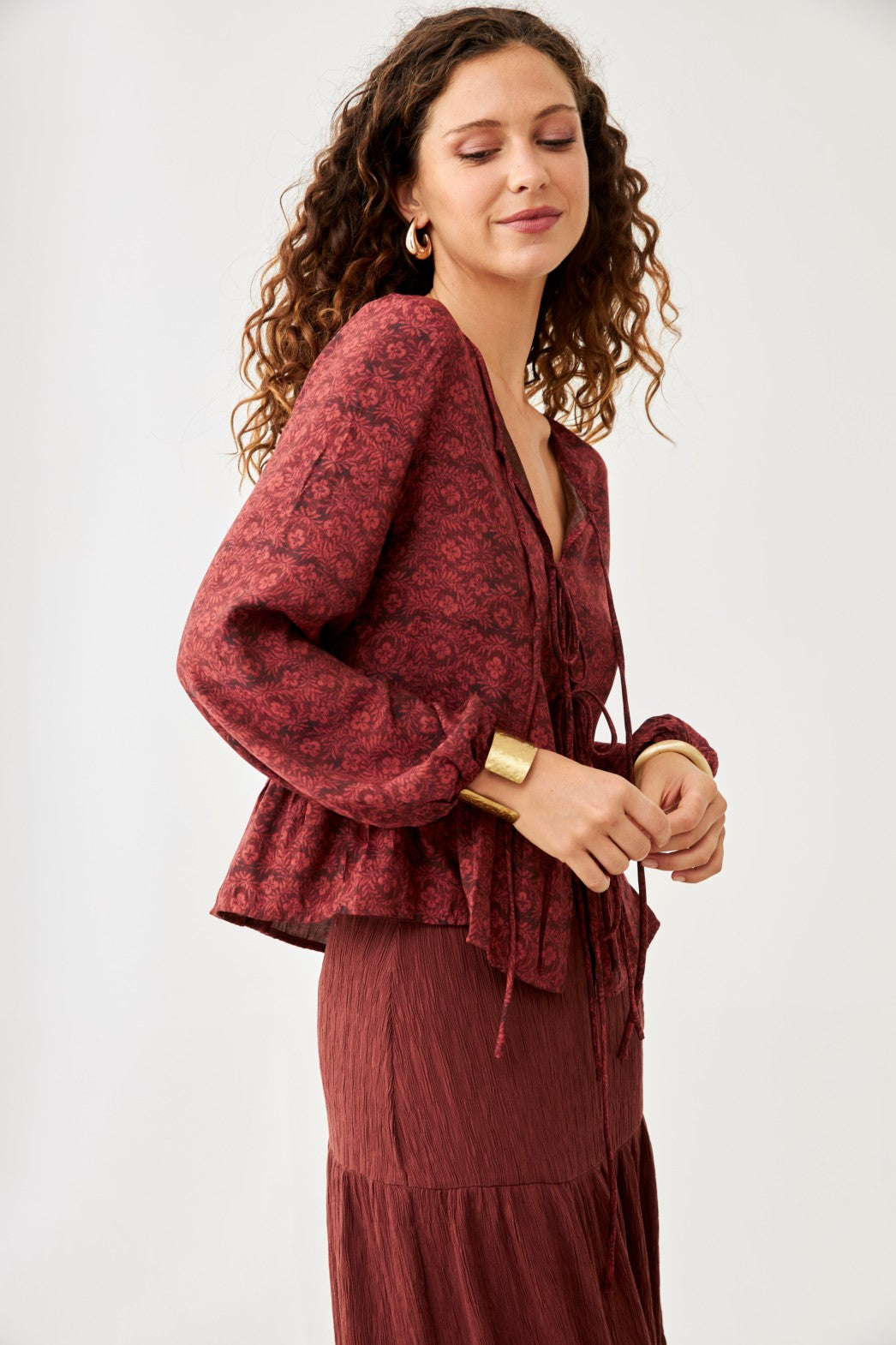 BLUSA FLORAL LAZOS - BURGUNDY