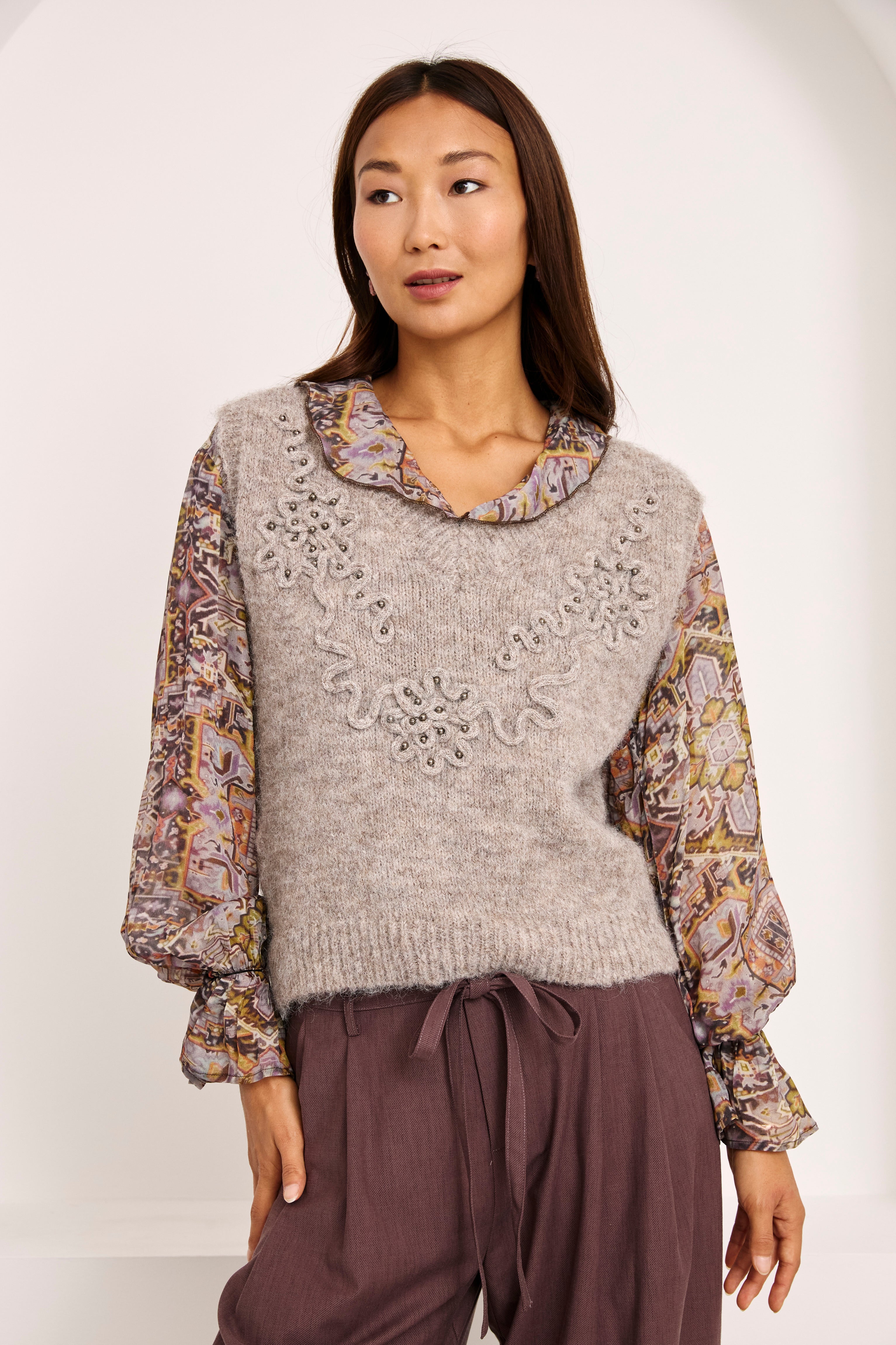 CHALECO FILIGRANAS TACHUELAS - GRIS