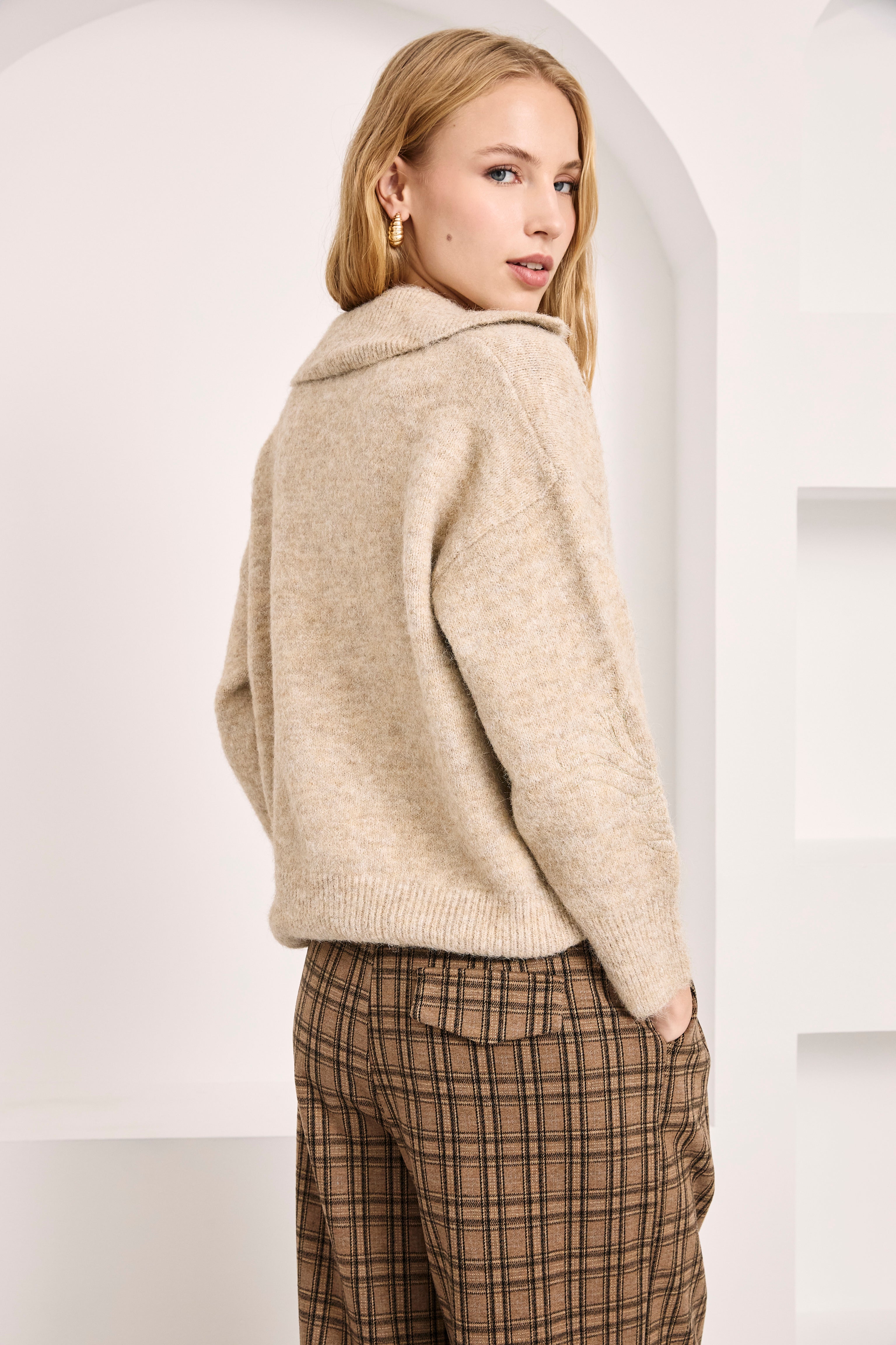 JERSEY CUELLO SOLAPAS - CAMEL