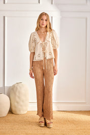 PANTALÓN PUNTO CALADO BAJOS TACHUELAS - CAMEL