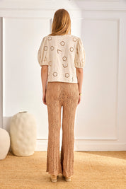 PANTALÓN PUNTO CALADO BAJOS TACHUELAS - CAMEL
