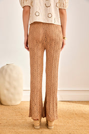 PANTALÓN PUNTO CALADO BAJOS TACHUELAS - CAMEL