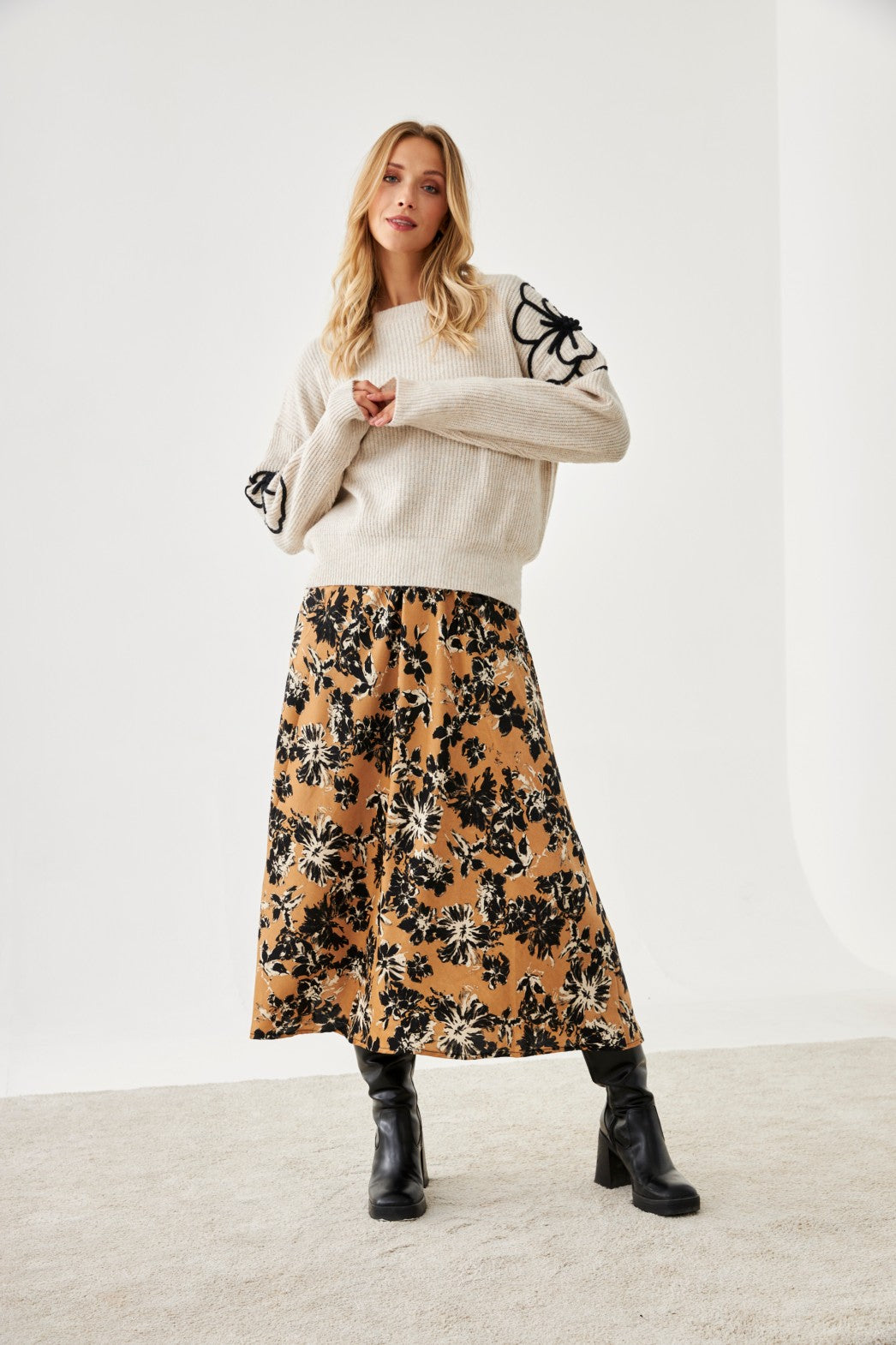 JERSEY FLORES BORDADAS CONSTRASTE - IVORY