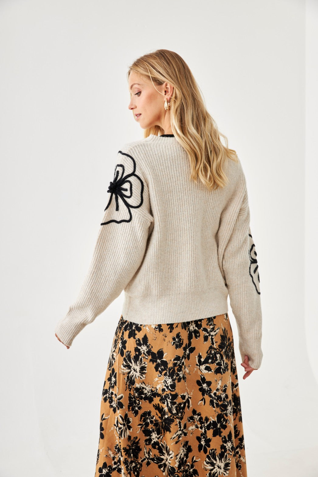 JERSEY FLORES BORDADAS CONSTRASTE - IVORY