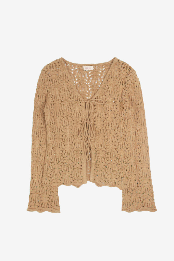 CÁRDIGAN CALADOS LAZOS Y TACHUELAS - CAMEL