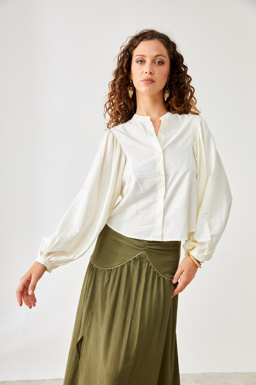BLUSA MAO MANGAS ABULLONADAS - IVORY