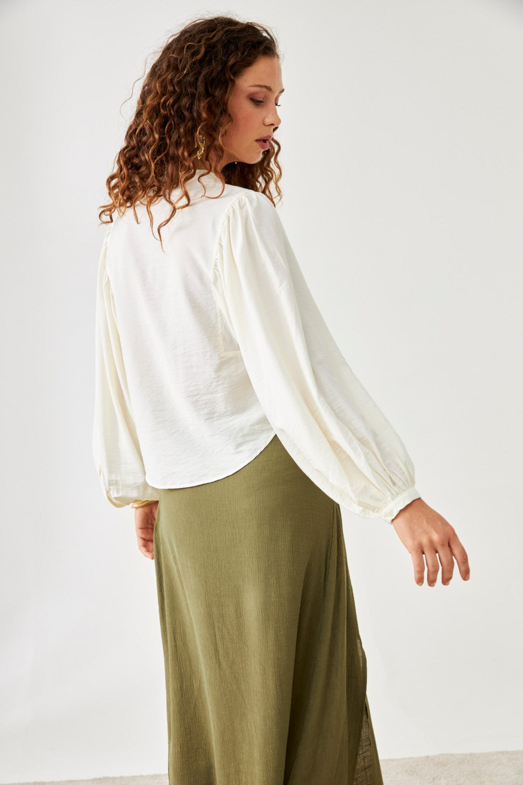 BLUSA MAO MANGAS ABULLONADAS - IVORY